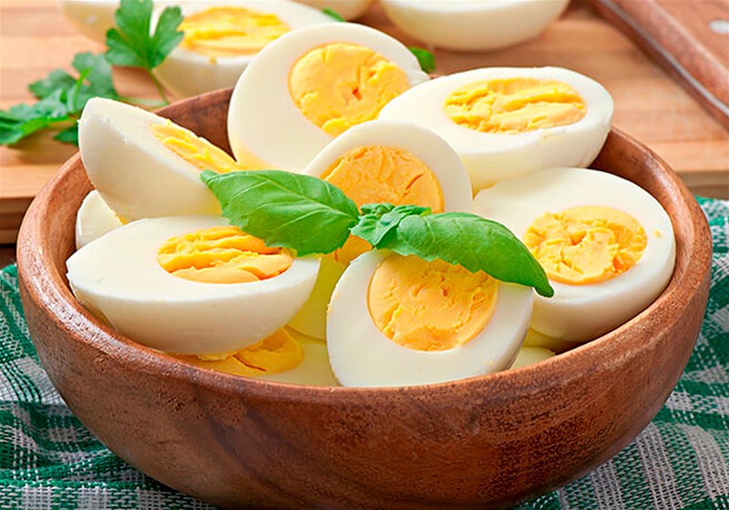 Imagem de ovos cozidos e cortados ao meio, servidos em um bowl