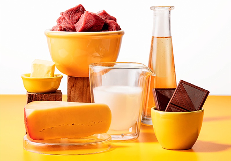 Imagem de alimentos com gordura saturada como queijo, leite e chocolate