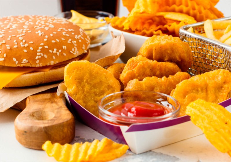 Imagem de alimentos com gordura trans como hambúrgueres e batata frita