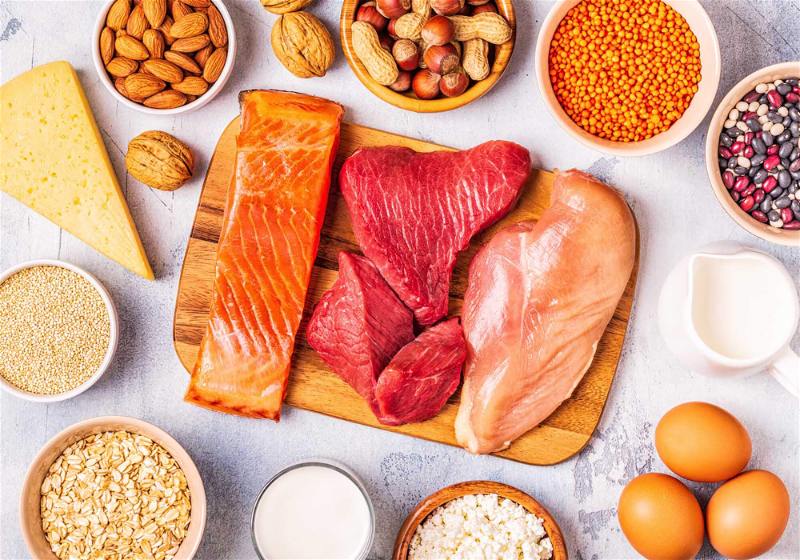Imagem de alimentos fontes de proteína dispostos sobre a mesa, como carne e peixe