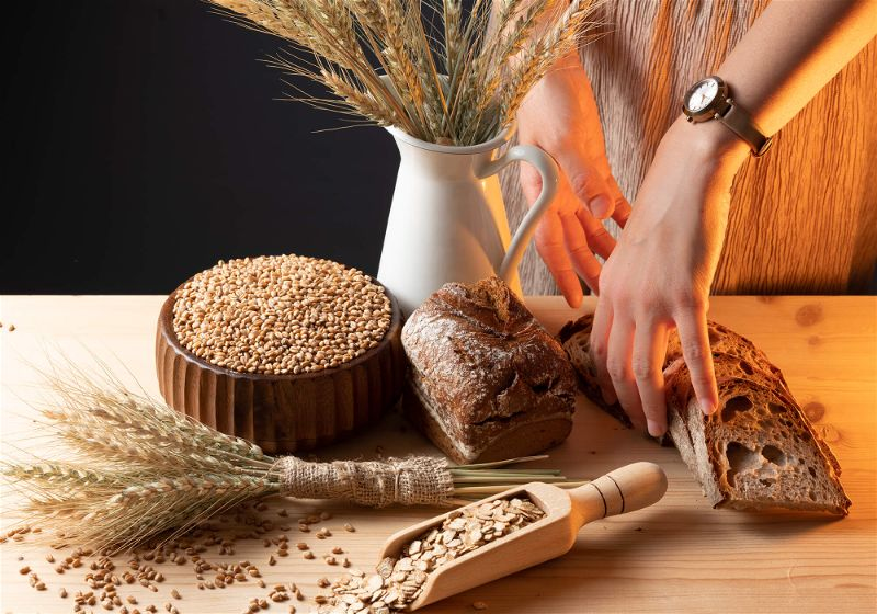 Imagem de uma mesa com pão e sementes