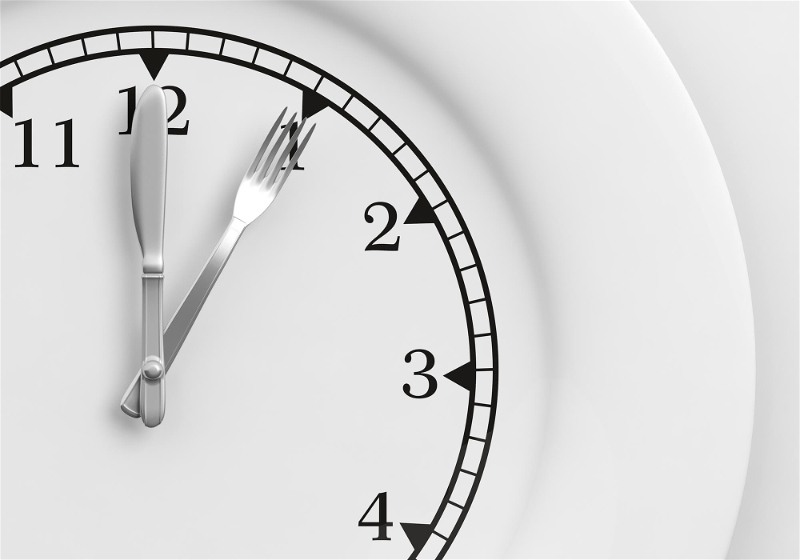 Imagem em destaque de relógio com ponteiros com formato de talheres