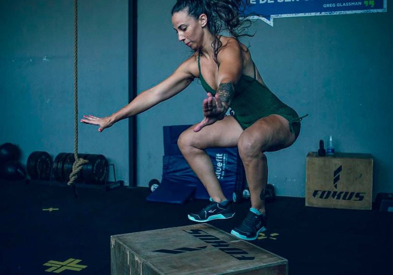 Imagem de uma atleta treinando com box jump