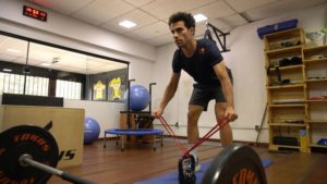 Imagem do atleta Henrique Avancini praticando musculação