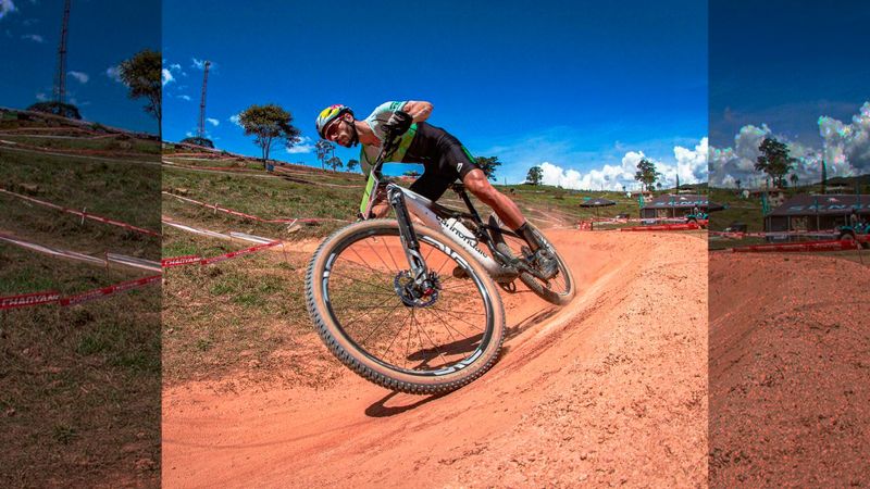 Imagem do atleta Henrique Avanici praticando mountain bike