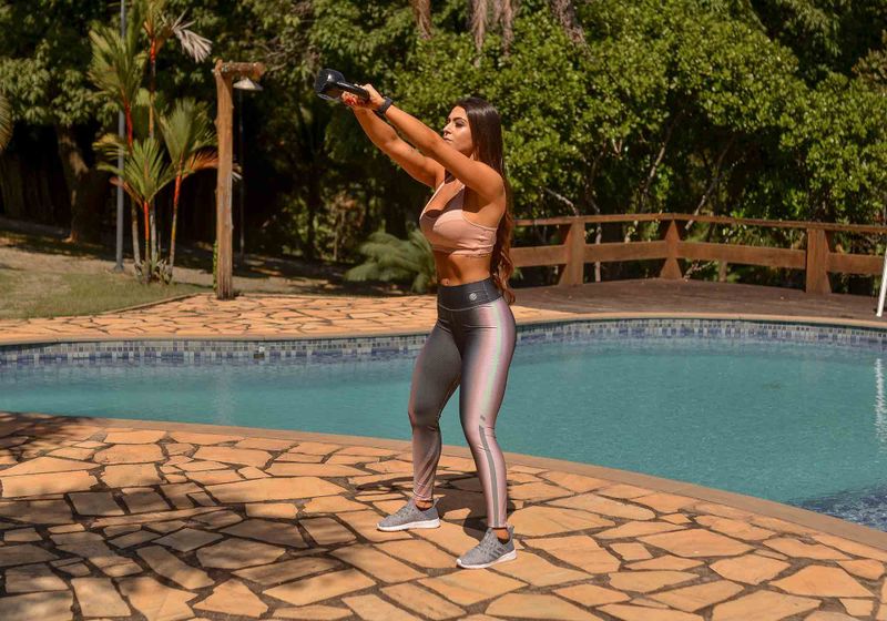 Imagem de mulher treinando na beira da piscina