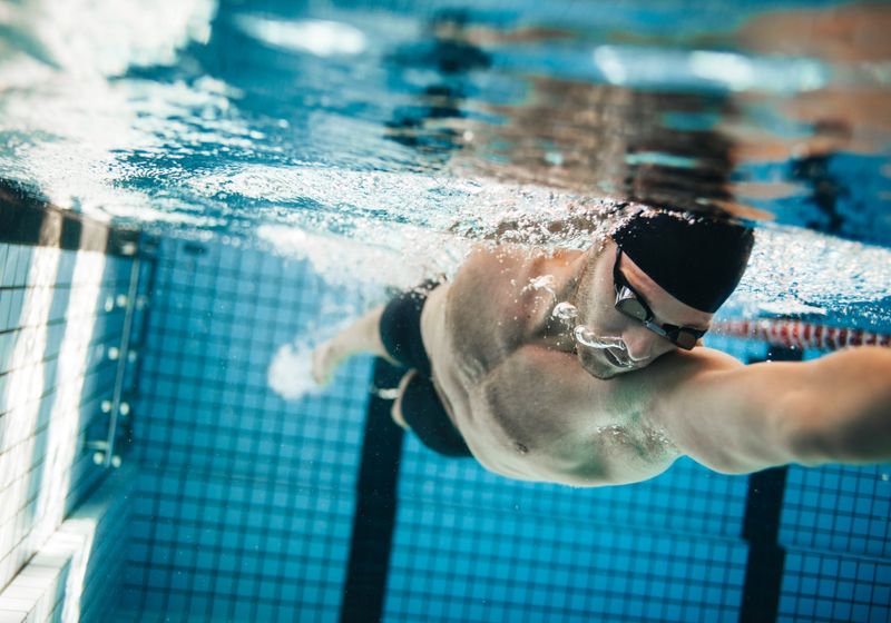 Imagem de um homem praticando natação