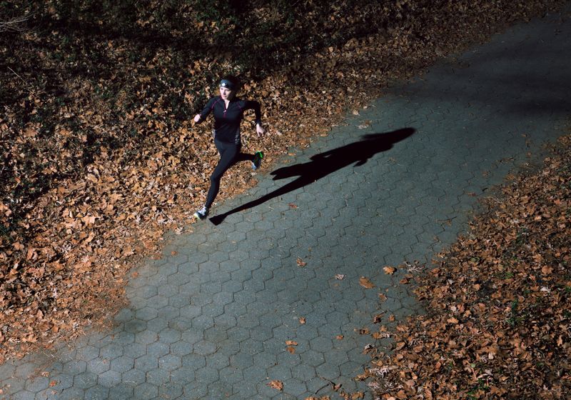 Imagem de uma mulher correndo ao ar livre